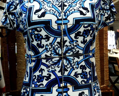 Fotoprint Shirt mit Kachelwand in Lissabon