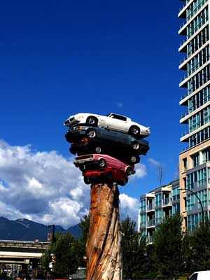 Foto des "Car Pile" Installation in Vancouver