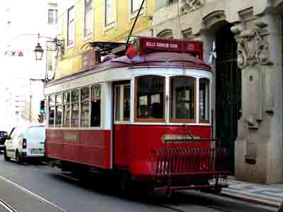 Foto rote Straßenbahn in Lissabon, fabrari