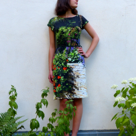 Viskose-Jerseykleid mit Fotoprintmotiv einer begrünten Wand