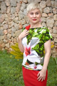 Schauspielerin Judith Rumpf in Hibiskus-Shirt