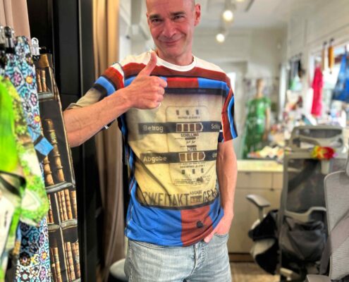 Niki-in-Tankstellen-Shirt