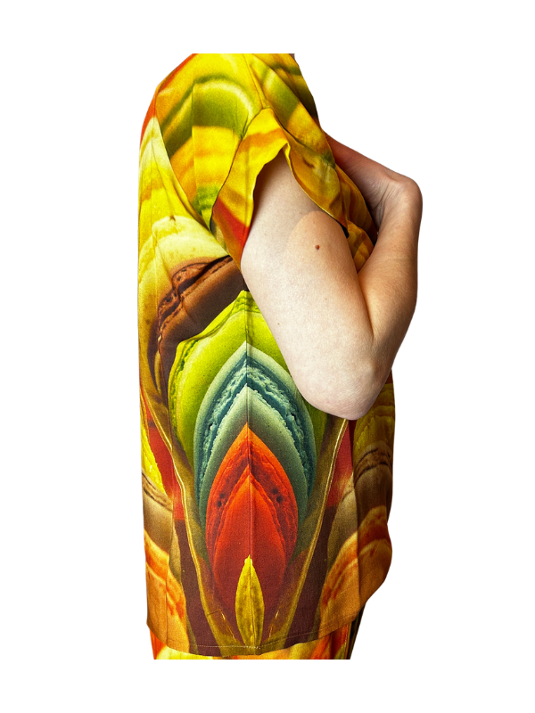 Viskose Shirt mit Fotoprint-Motiv von bunten Macarons seitlich