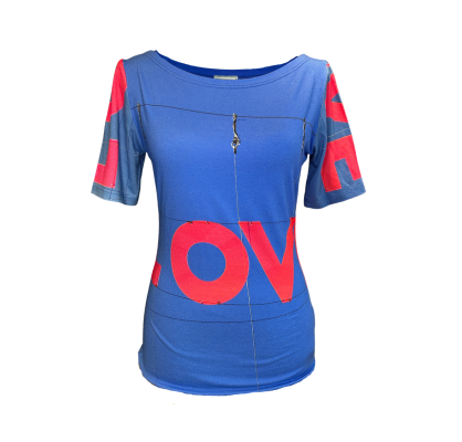 Viskose Jersey Shirt mit kurzen Ärmeln mit Fotoprintmotiv einer Love Aufrschrift