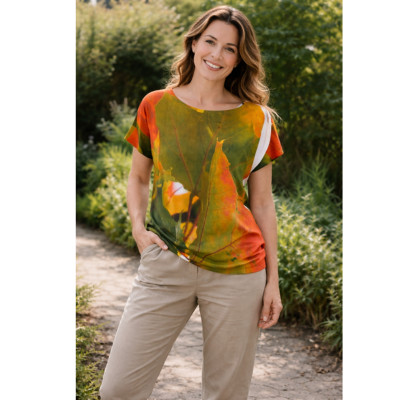 Viskose Shirt mit Fotoprint Motiv Herbstblätter an Model