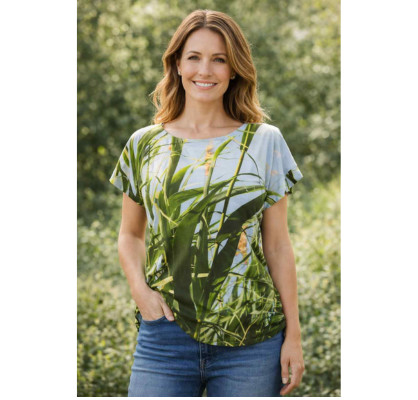 Kurzarm Shirt aus reiner Viskose mit Fotoprint Motiv Schilflandschaft an Model
