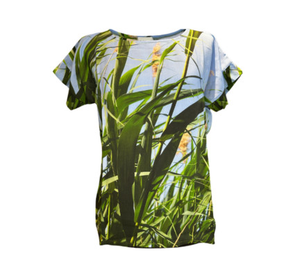 Frontansicht Kurzarm Shirt aus reiner Viskose mit Fotoprint Motiv Schilflandschaft
